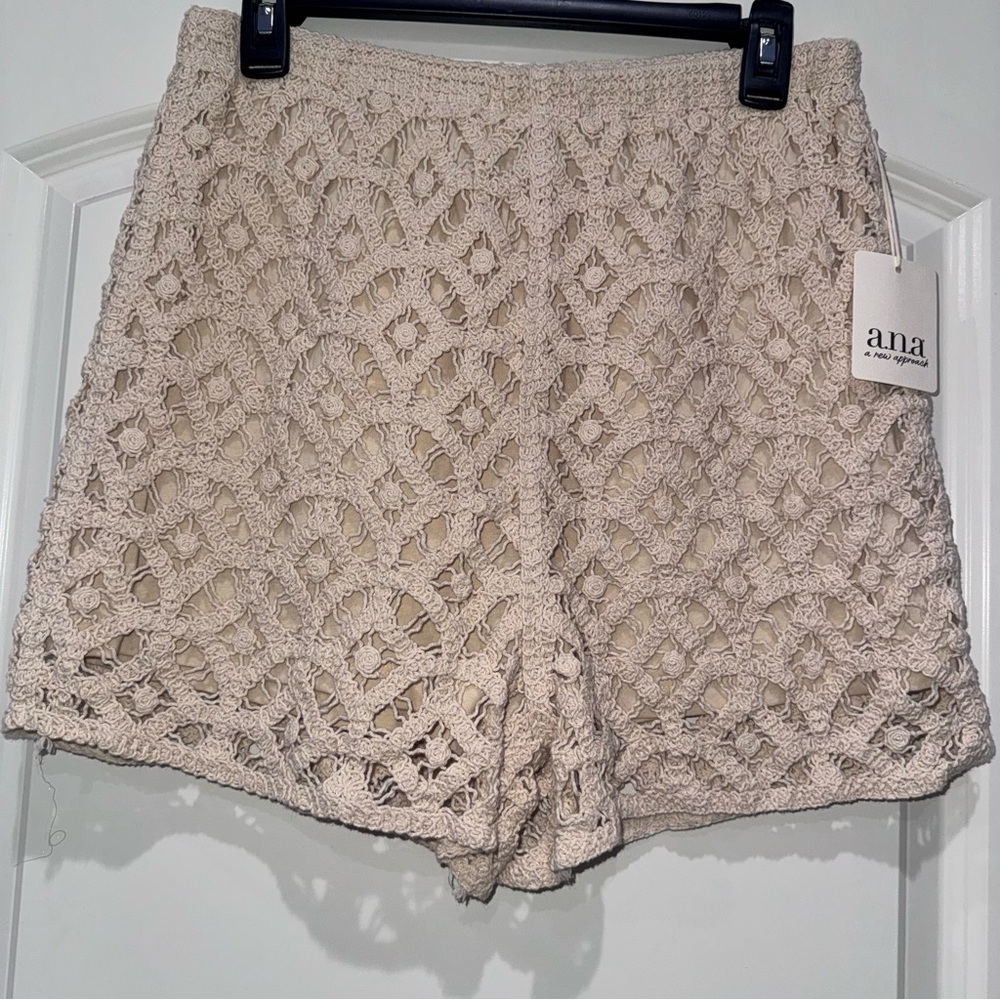 a.n.a Women's Crochet Tan Shorts Size Medium NEW